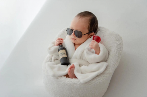 鞍山满月宝宝趴着睡